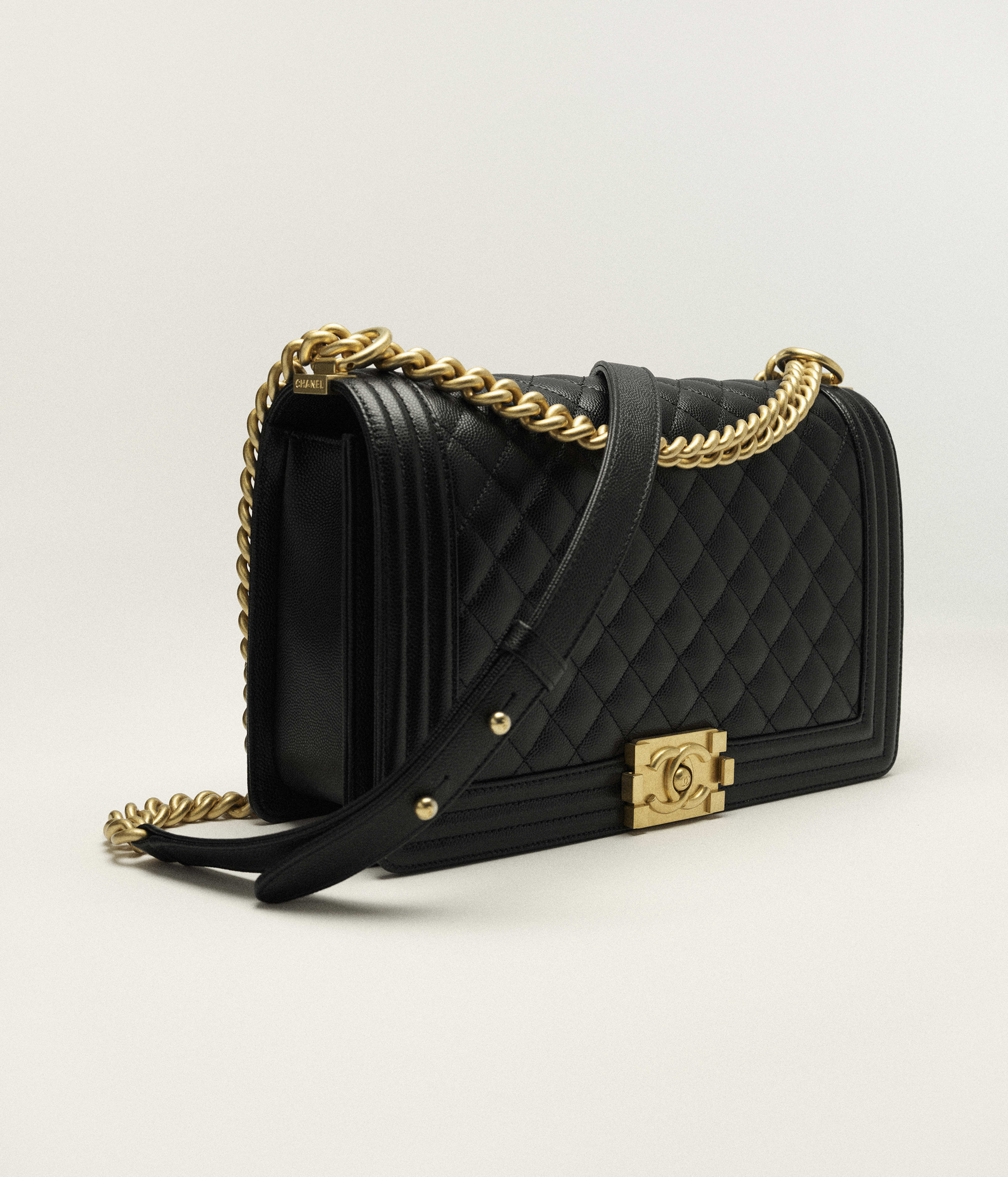 Tas Tangan Besar BOY CHANEL - Hitam - Kulit Sapi Muda Berserat & Logam Warna Emas - tampilan artistik 3